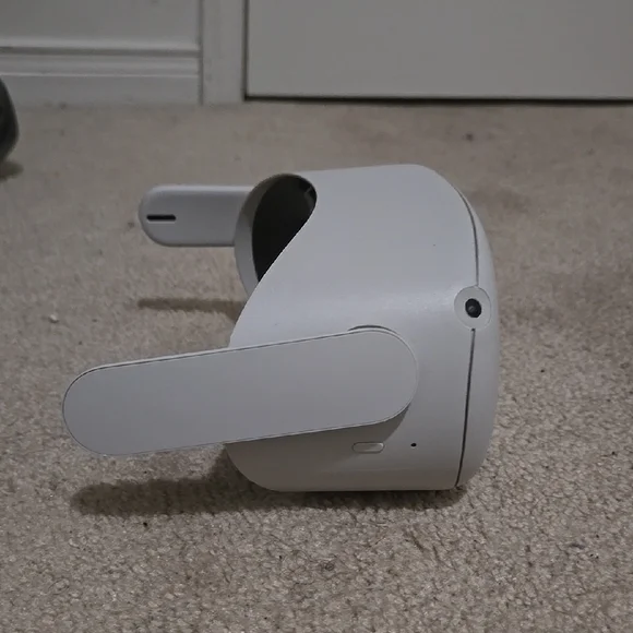 Oculus Quest 2 (For Parts) - Picture 5 of 7